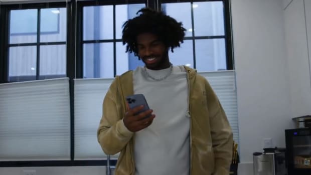 Shedeur Sanders talking to Jordan Seaton via facetime
